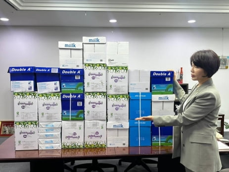 한정애 더불어민주당 의원은 이재명 후보의 공직선거법 사건 관련 자료는 A4용지 박스 24박스 분량이라고 짚었다. / 사진=한정애 의원 페이스북