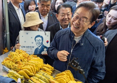 이재명은 시민 만나 '빵긋'·당은 '격앙'…이유 있는 '대선 행보'