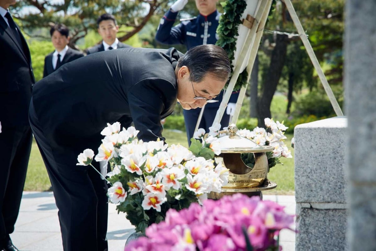 제21대 대통령 선거에 출마한 한덕수 전 총리가  2일 국립서울현충원을 찾아 학도의용군 무명용사탑을 참배하고 있다./한덕수 캠프 제공
