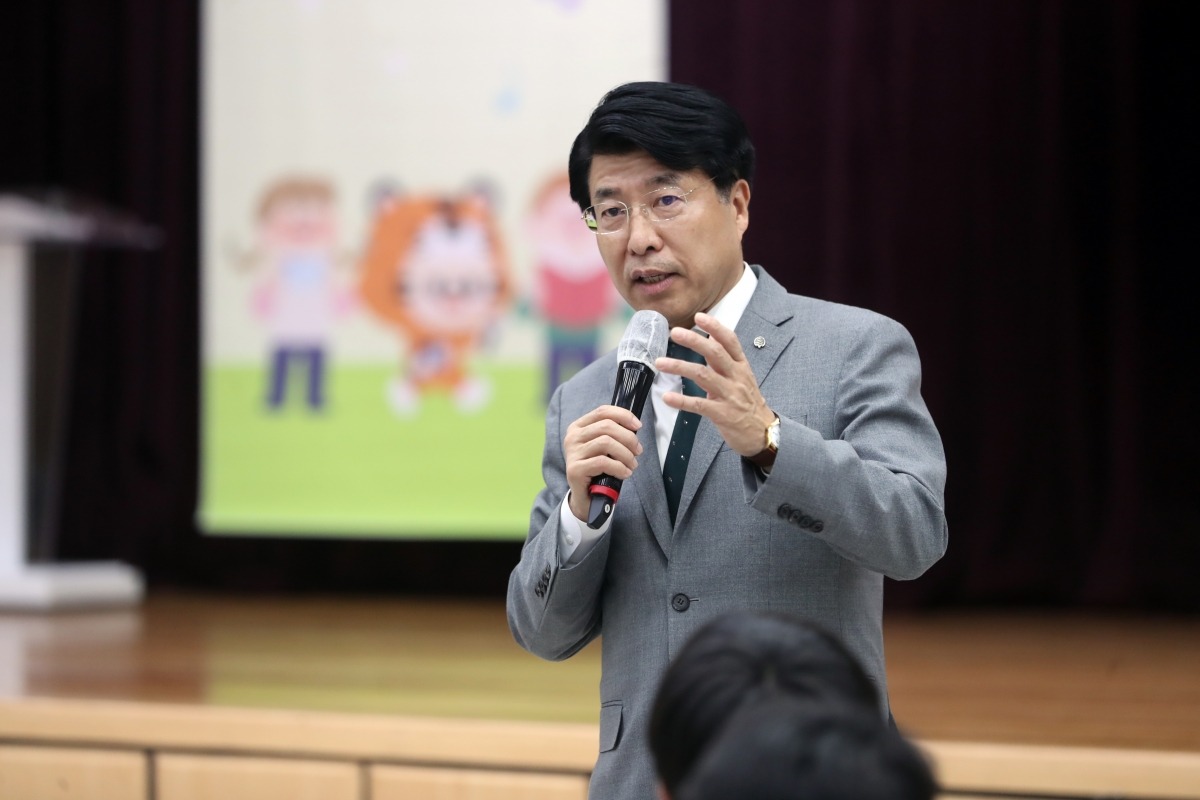 서강석 송파구청장이 송파꿈나무 어린이 명예기자단 우수활동자 표창장 및 신규 기자 위촉장 수여식에서 인사말을 하고 있다.   (송파구 제공)