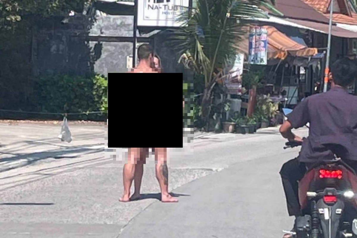 태국 수랏타니 코팡안의 한 도로에서 폴란드 연인이 알몸으로 포옹하고 있다. 사진=방콕포스트
