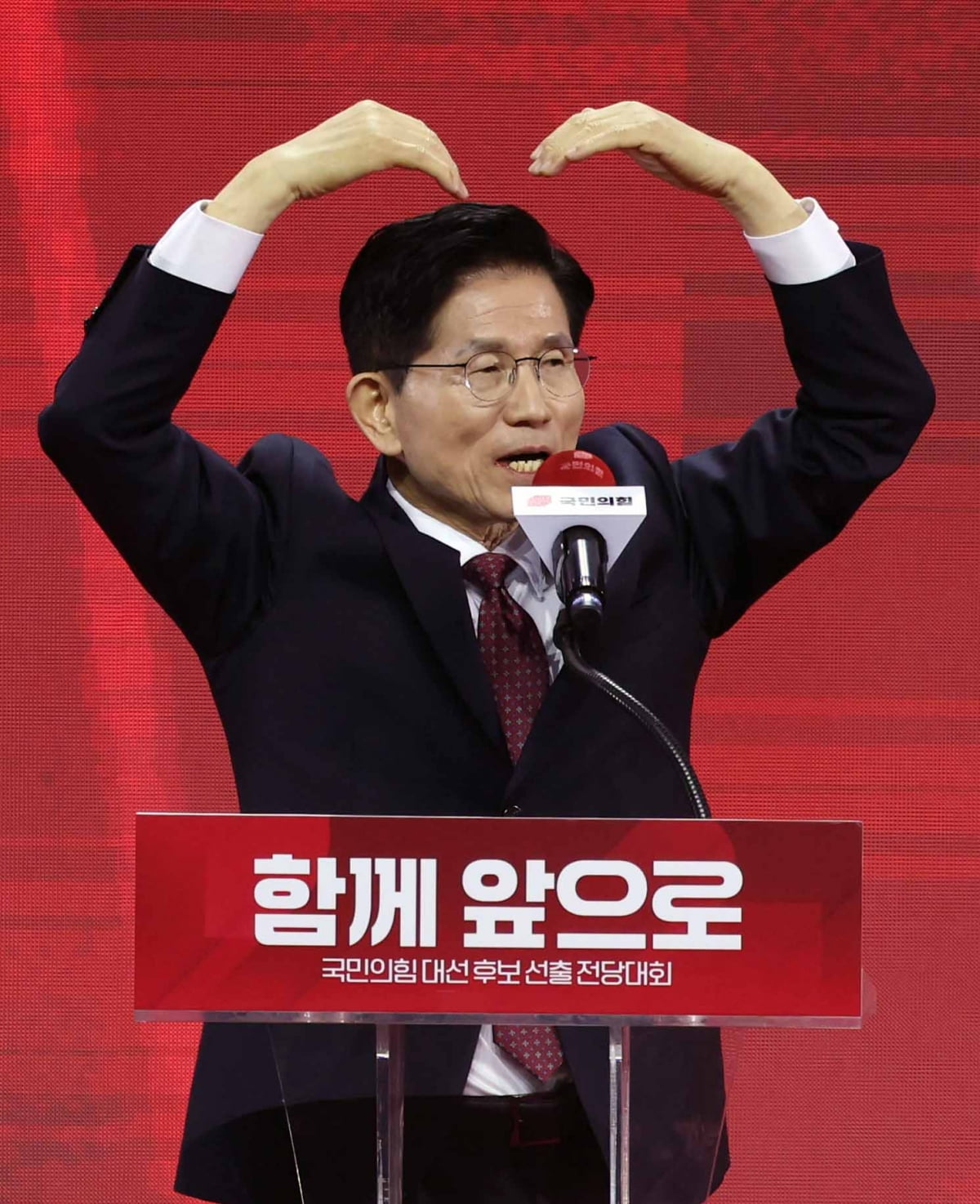 당원들 향해 하트 날리는 김문수 후보