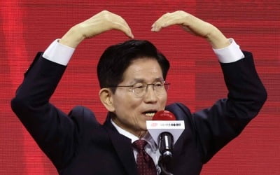 당원들 향해 하트 날리는 김문수 후보