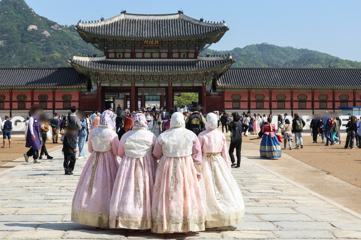  서울 종로구 경복궁이 내외국인 관광객들로 붐비고 있다. 사진=임형택 기자