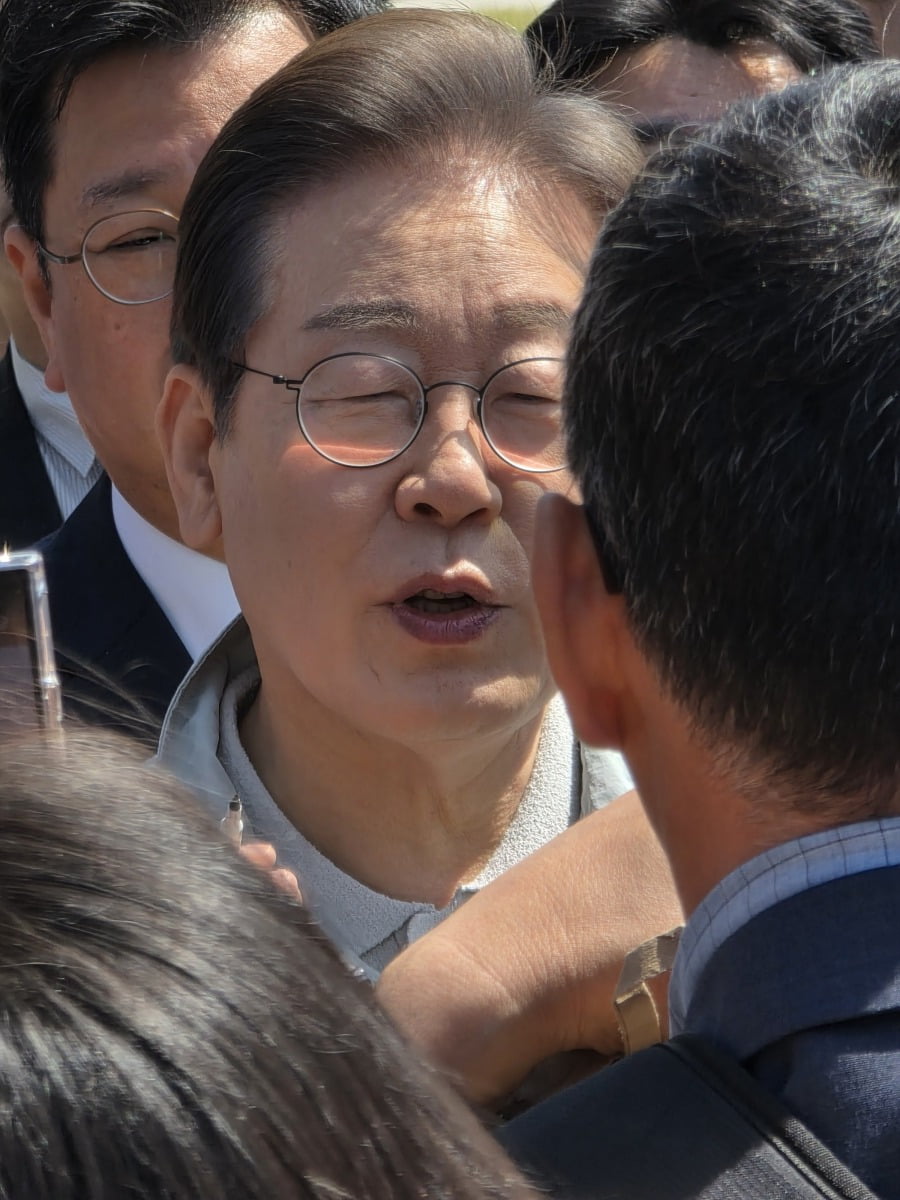 이재명 더불어민주당 대선 후보가 4일 경북 영주를 찾아 시민들을 만났다. 이광식 기자