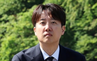 5·18묘지 찾은 이준석 “‘광주 정신’ 살리겠다…빅텐트는 의미 없어”