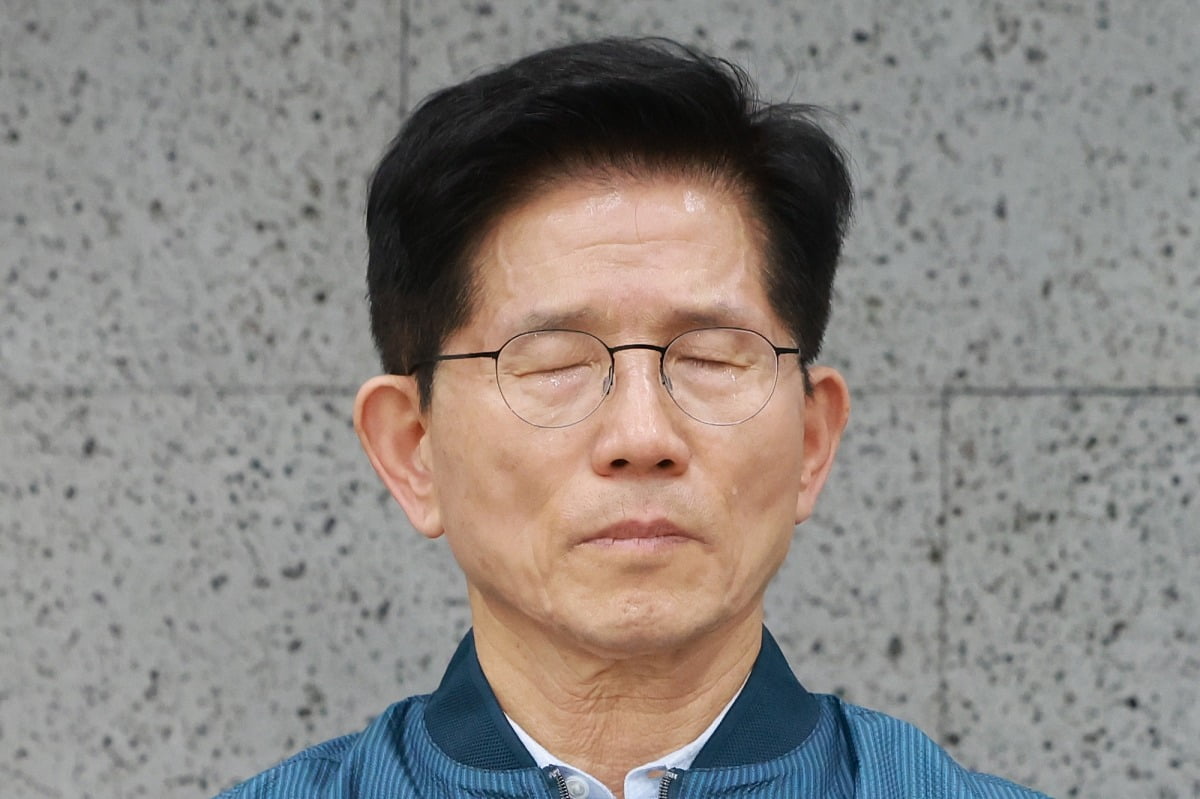 김문수 국민의힘 대통령 후보가 4일 오후 경기 포천시 한센인 정착마을인 장자마을 행복나눔터를 방문해 주민 편지 낭독을 들으며 눈물을 흘리고 있다 /연합뉴스