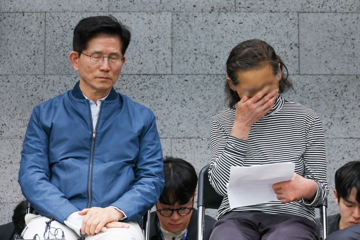 김문수 국민의힘 대통령 후보가 4일 오후 경기 포천시 한센인 정착마을인 장자마을 행복나눔터를 방문해 주민 편지 낭독을 들으며 눈물을 흘리고 있다 /뉴스1