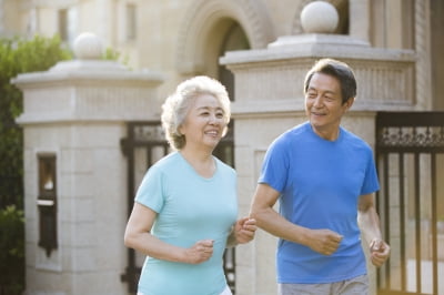 요즘 다 지갑 닫는데…소비 확 늘린 노년층, 어디에 썼나 보니