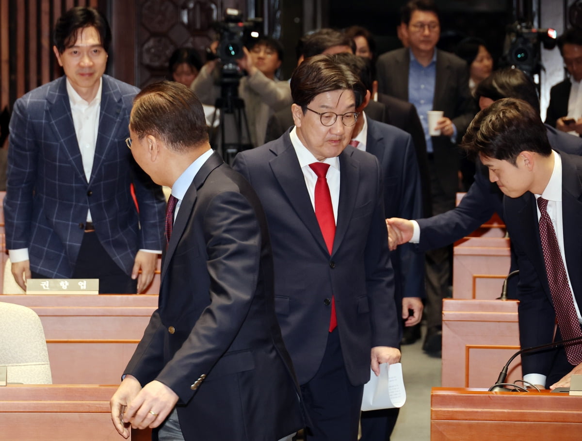 국민의힘 권영세 비상대책위원장과 권성동 원내대표가 5일 서울 여의도 국회에서 열린 의원총회에 참석하고 있다.  /연합뉴스