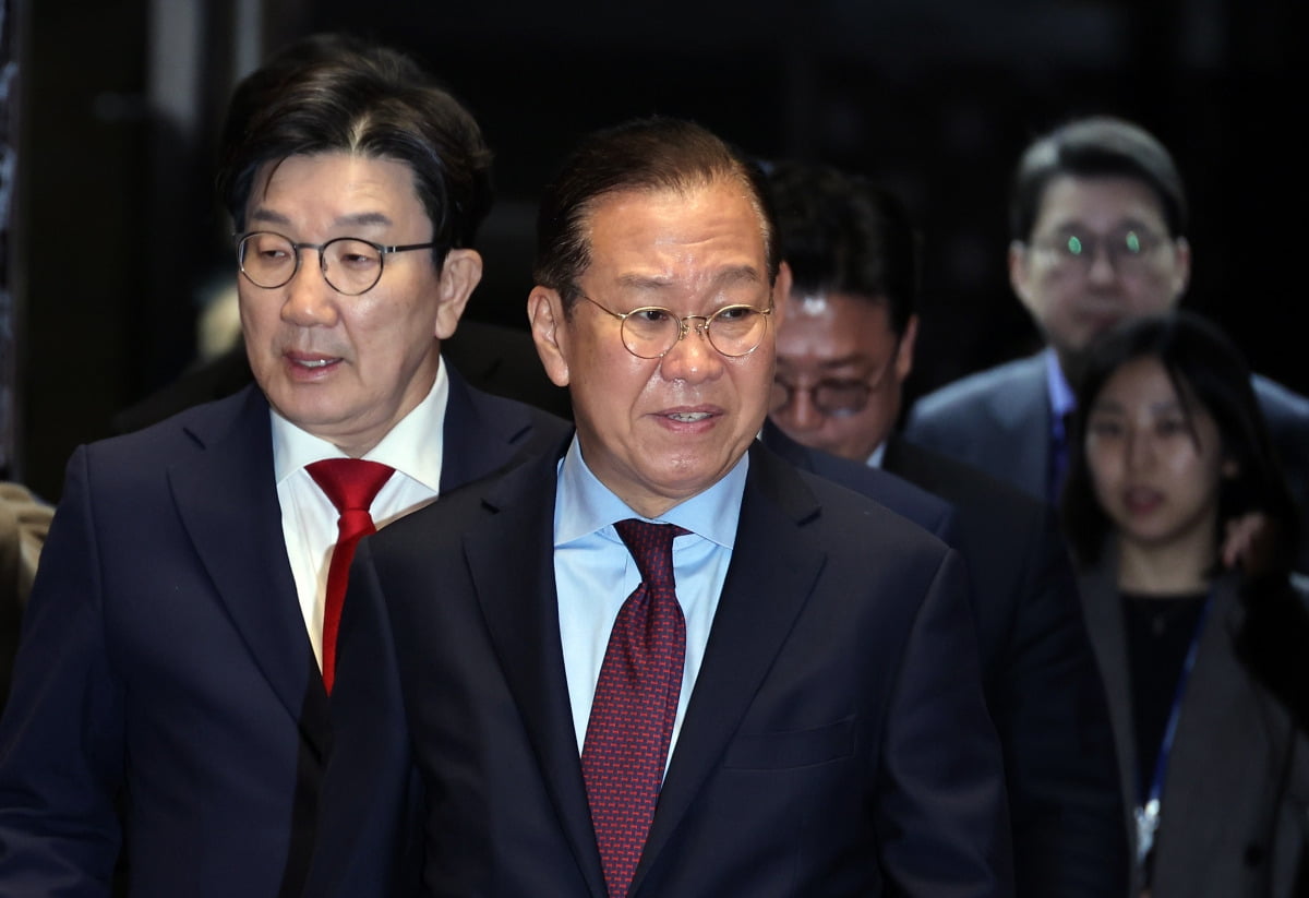 토토사이트 포스 권영세 비상대책위원장과 권성동 원내대표가 5일 서울 여의도 국회에서 열린 의원총회에 참석하고 있다. /연합뉴스