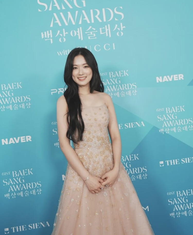 キム・ヘユン、美しいドレス姿で第61回百想芸術大賞に登場