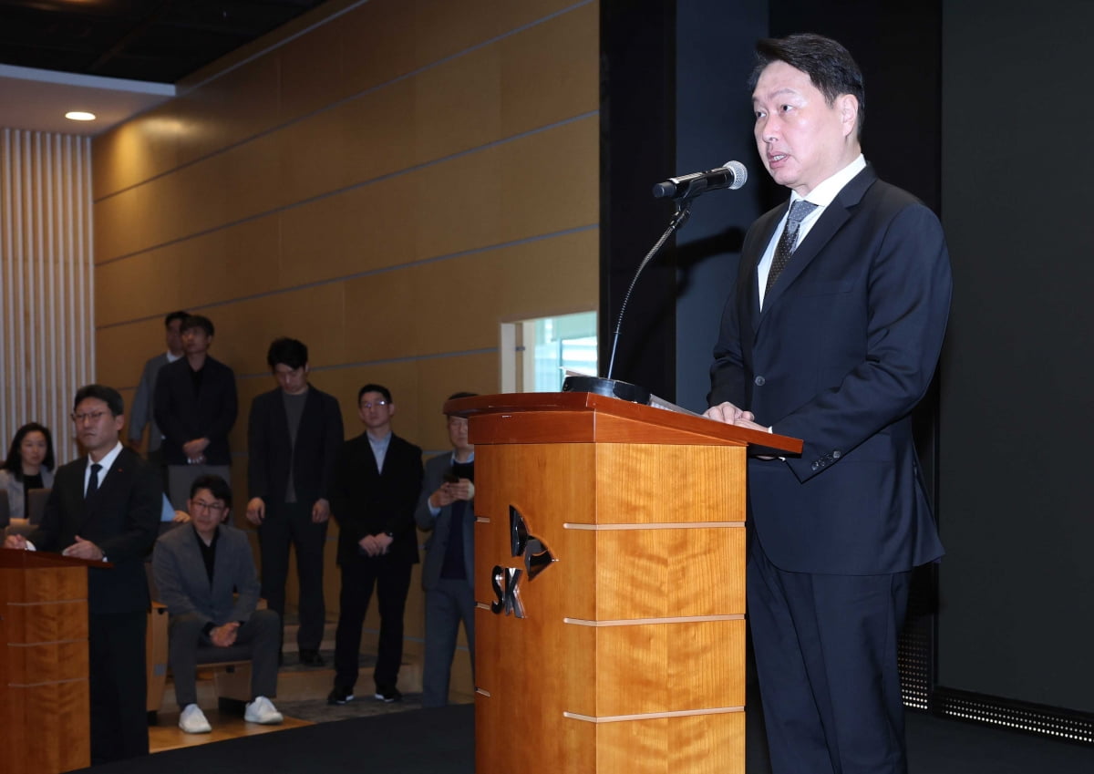 SKT 해킹사태로 고개 숙인 최태원 회장