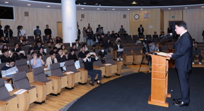 SKT 해킹사태로 고개 숙인 최태원 회장