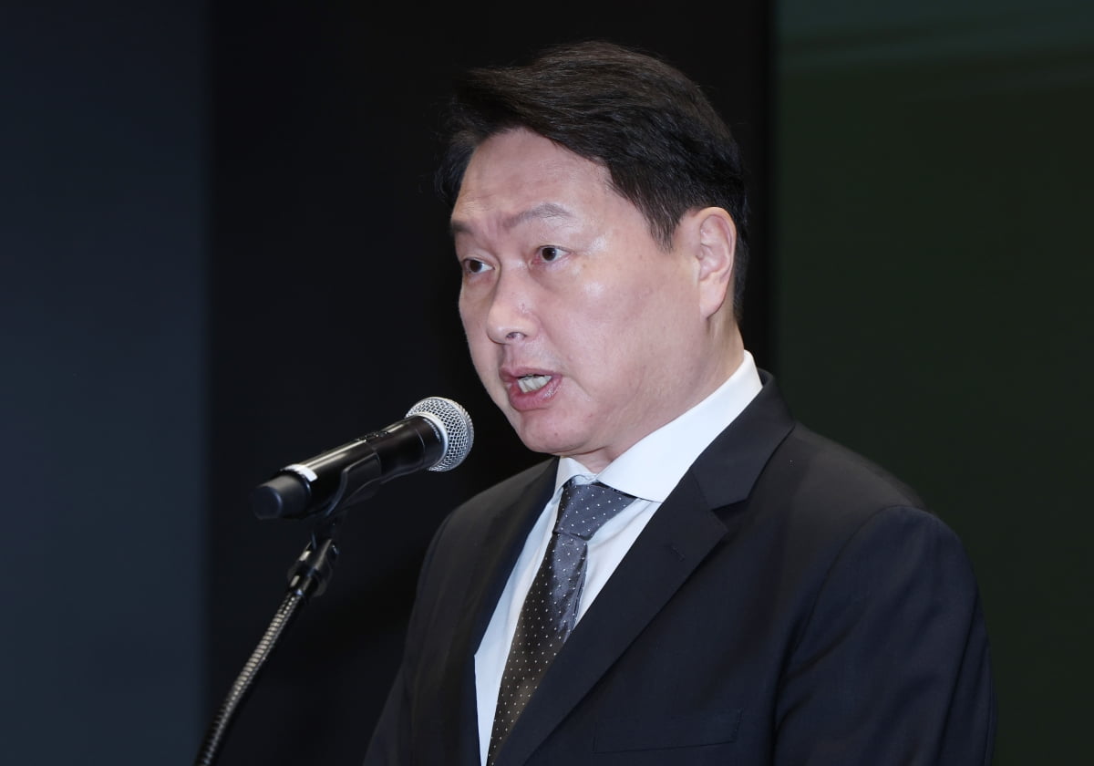 SKT 해킹사태로 고개 숙인 최태원 회장
