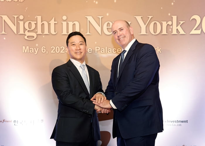 지난 6일(현지시간) 한국투자증권이 미국 뉴욕에서 개최한 글로벌IR 행사 ‘KIS Night in New York 2025’에서 김성환 사장(왼쪽)과 하비 슈워츠(Harvey M. Schwartz) 칼라일그룹 CEO(오른쪽)가 기념촬영을 하고 있다./사진=한국투자증권