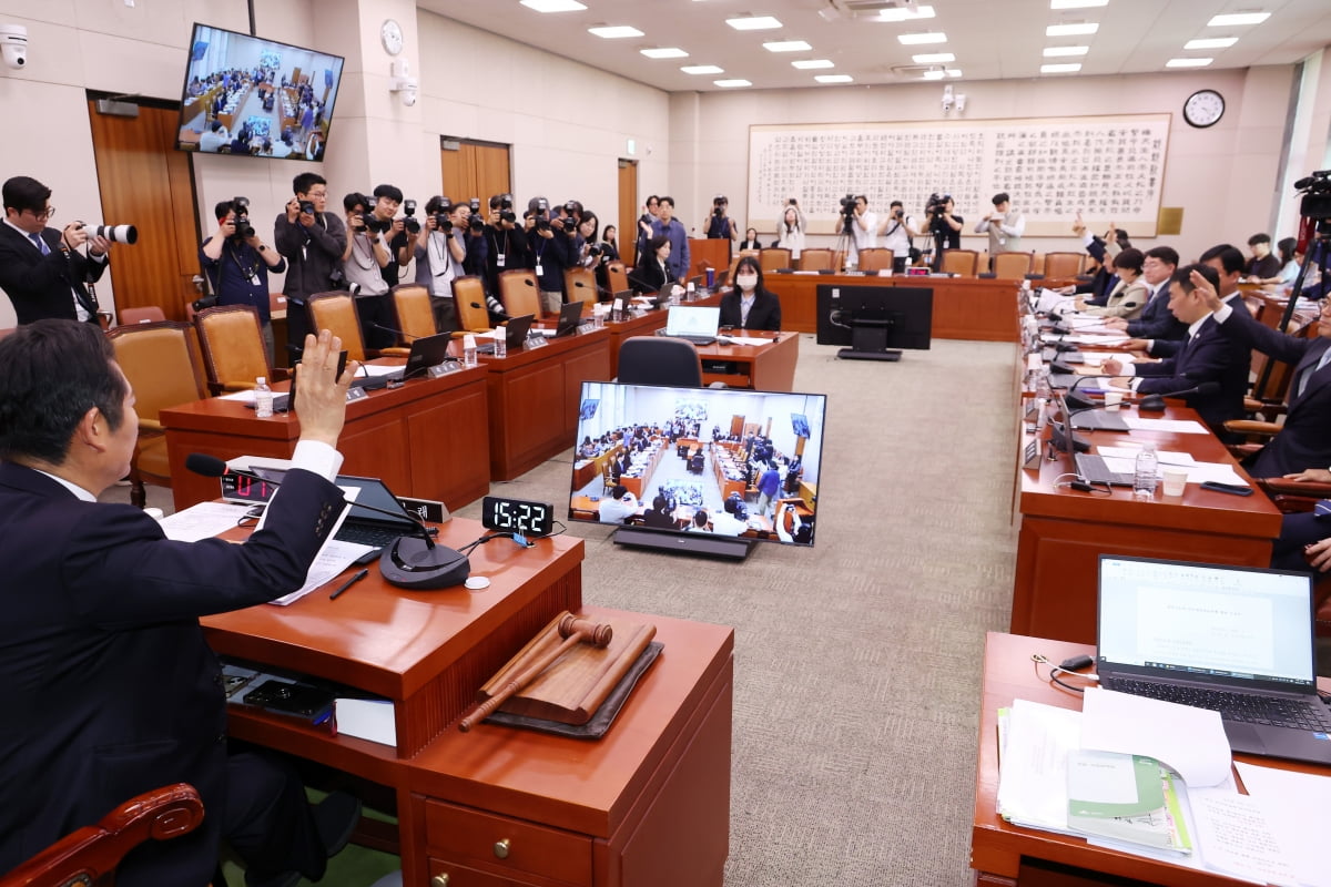 지난 7일 국회 법사위에서 정청래 위원장이 여당 의원들이 퇴장한 채 조희대 대법원장 등에 사법부의 대성개입 의혹 진상규명 청문회 실시계획서 채택의 건 등을 통과시키고 있다./사진= 강은구기자 
