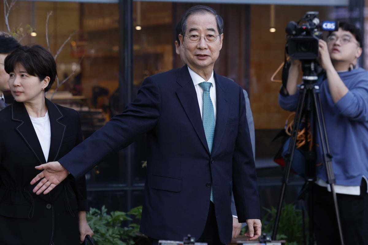한덕수 무소속 대선 예비후보가 7일 서울 종로구의 한 음식점에서 김문수 국민의힘 대선 후보와 후보 단일화 관련 회동을 마친 후 식당을 나서고 있다. /뉴스1