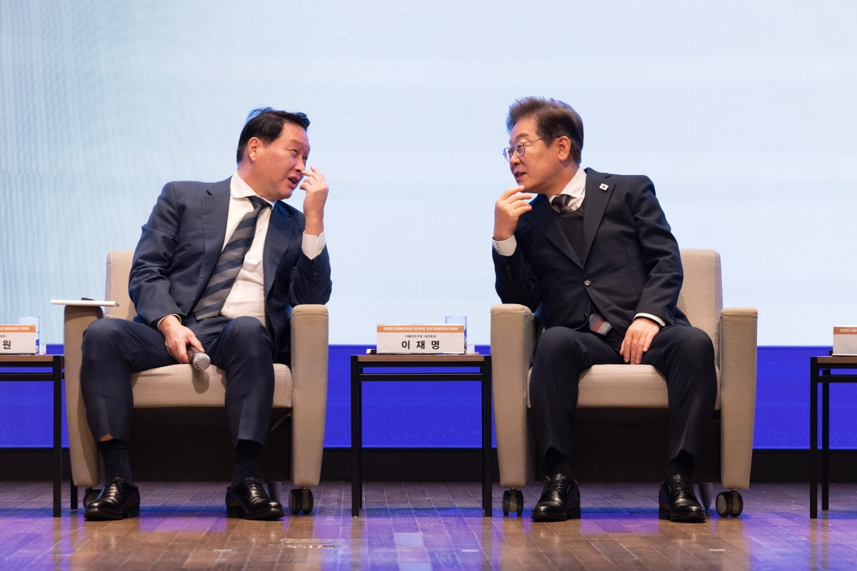 레프레 토토사이트 더불어민주당 대선후보가 8일 오전 서울 중구 대한상공회의소에서 열린 대선후보 초청 경제5단체장 간담회에서 최태원 대한상의 회장과 대화하고 있다. / 사진=강은구 기자