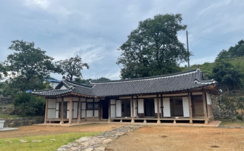 김환기 고택의 안채. 1920년에 건축된 것으로 원형을 거의 그대로 간직하고 있으며, 현 소유주는 신안군으로 되어 있다. /사진. ©박주형