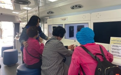 “특별한 어버이날”…AI의 ‘디지털 효도’ 받은 어르신들