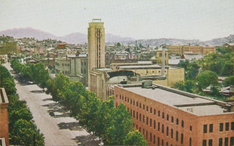 1935년 12월 개관한 경성 부민관(현 서울특별시의회 본관), 1945년 7월 24일에는 친일반민족행위자 박춘금의 강연회에 폭파가 시도된 역사의 현장이 되기도 했다. 오른쪽 벽돌색 건물은 5개월 앞서 1935년 7월 준공된 조선일보 태평로 사옥 / 출처. 서울역사박물관