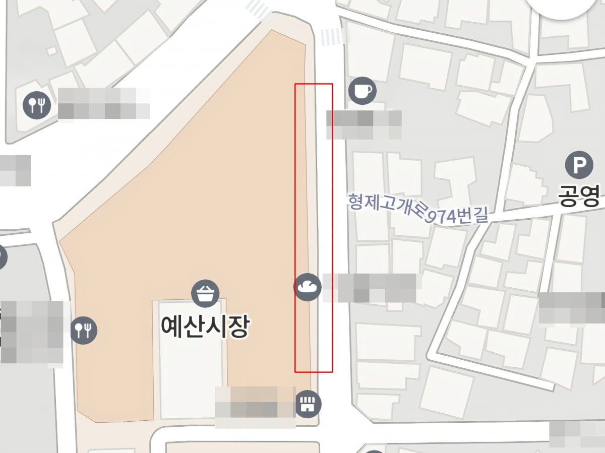 예산상설시장 외벽에 위치한 점포들이 대로변을 향해 나 있는 출입문 이용을 제한했다. 공교롭게도 대로변 출입문 이용을 제한한 점포 라인 맞은편에는 백종원 더본코리아 대표와 갈등 관계인 것으로 알려진 '사과당'이 위치해 있다. /사진=네이버 지도 캡처