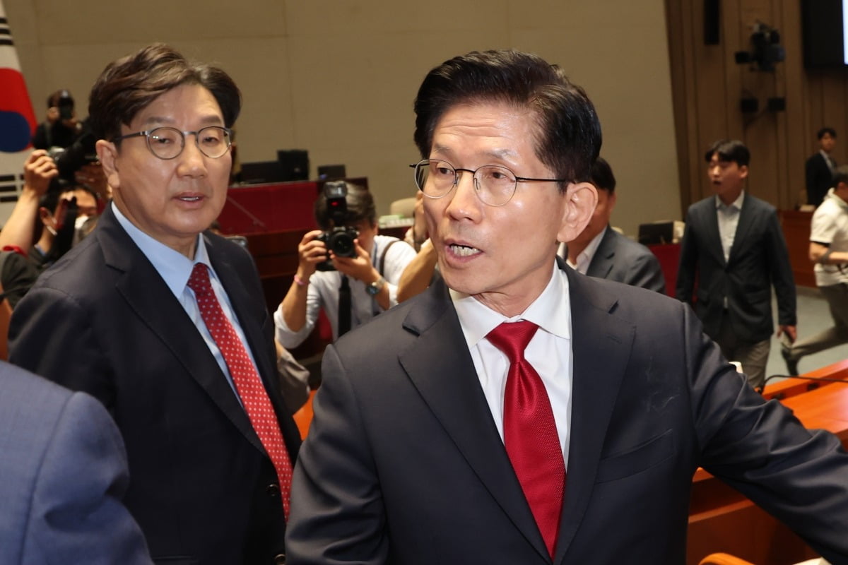 국민의힘 김문수 대선 후보가 지난 9일 서울 여의도 국회에서 열린 의원총회에서 권영세 비상대책위원장이 단일화를 압박하는 발언 뒤 퇴장하자 항의하며 의총장을 나가고 있다. /사진=연합뉴스