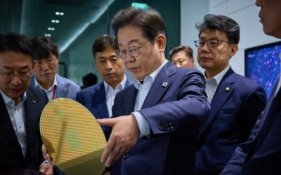 "그야말로 기적"…삼성 제치고 '세계 1위' 오른 흙수저 기업 [반도체 포커스]