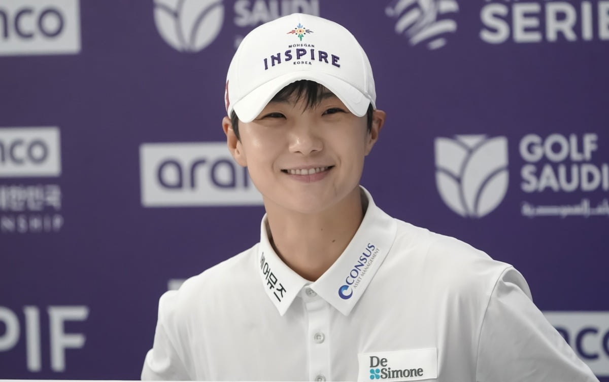 박성현이 10일 경기 고양 뉴코리아CC에서 열린 유럽여자프로골프(LET) 아람코코리아챔피언십 2라운드를 마친 뒤 기자회견에서 취재진의 질문에 환하게 웃으면서 답하고 있다. 대회조직위 제공