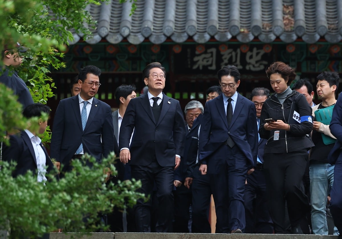 이승만 묘역 이어 이순신 사당 참배한 이재명 "나라 위해 헌신한 영웅들 기려야"