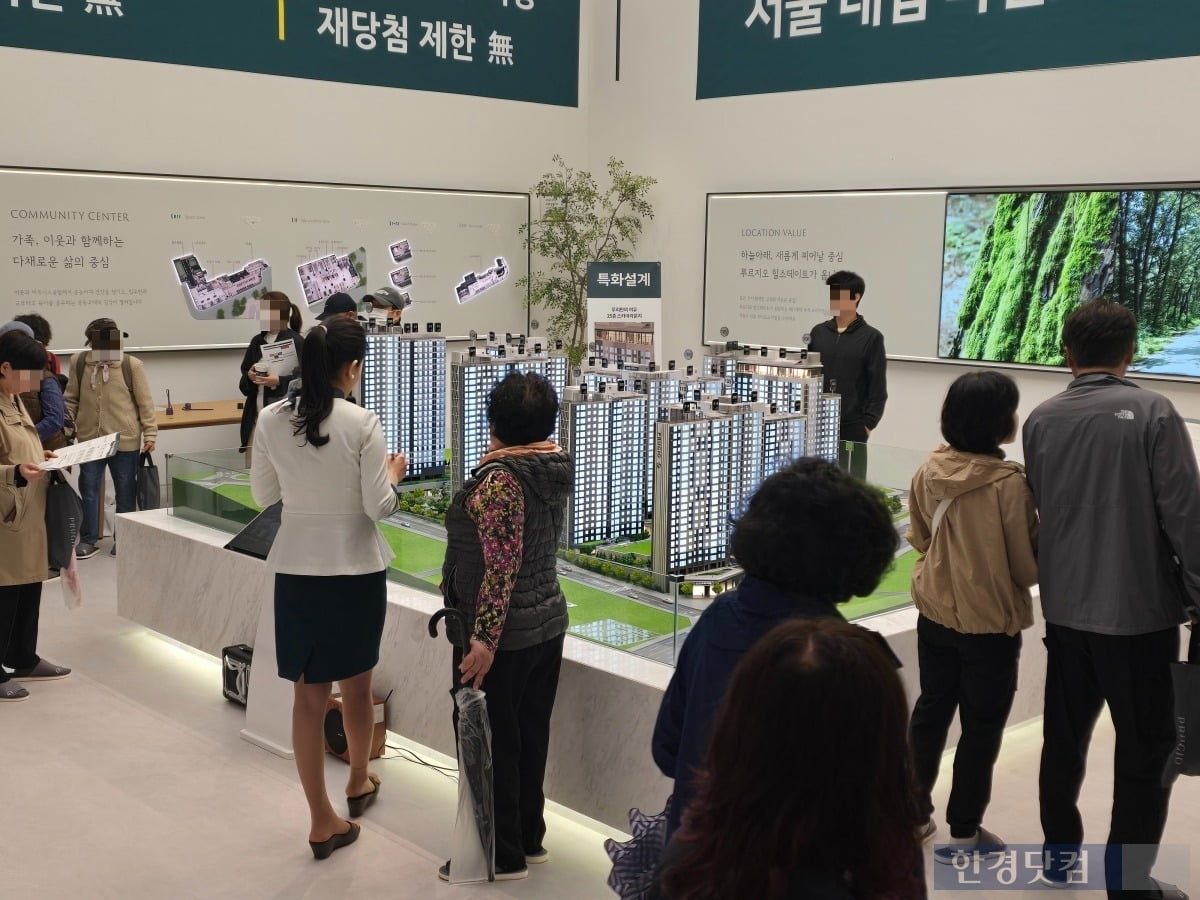 서울 구로구 고척동 '고척 푸르지오 힐스테이트' 모형도를 구경하는 예비 청약자들. 사진=이송렬 기자.