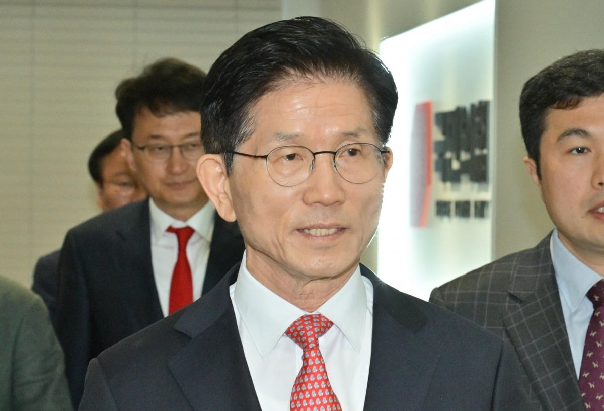 김문수 국민의힘 대통령 후보가 11일 오전 수많은 스포츠토토 사이트 전 국무총리와의 회동을 위해 서울 여의도 중앙당사에서 대통령후보실로 이동하고 있다. 뉴스1