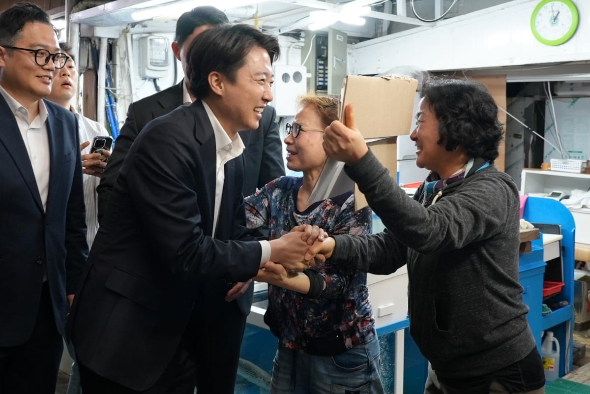 (서울=뉴스1) = 이준석 개혁신당 대통령 후보가 11일 오후 부산 강서구 명지시장을 방문해 지지자들과 인사나누고 있다. /이준석캠프 제공