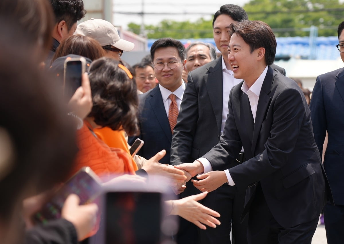 (서울=뉴스1) = 이준석 개혁신당 대통령 후보가 11일 오후 부산 강서구 명지시장을 방문해 지지자들과 인사나누고 있다. /이준석캠프 제공
