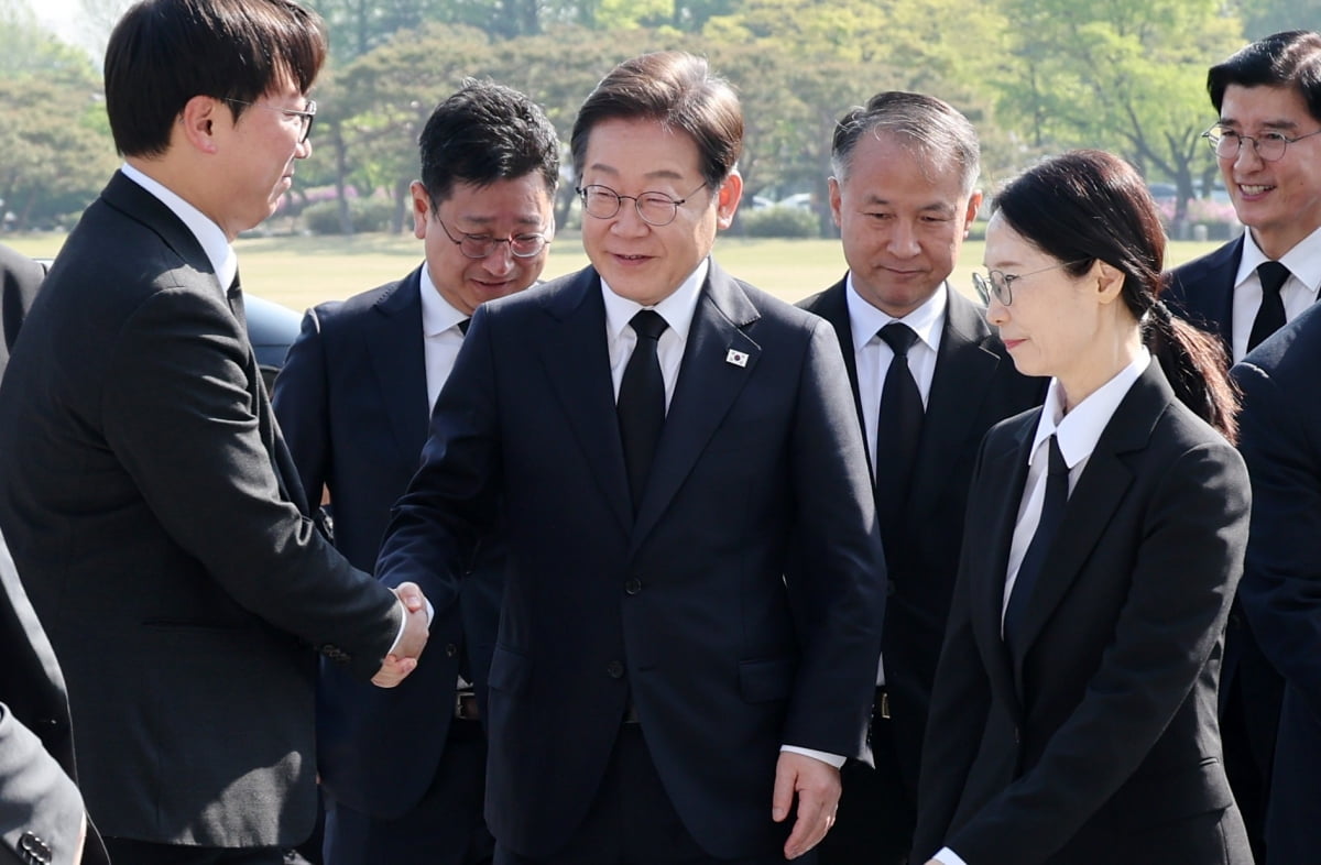 지난 4월 28일 서울 동작구 국립서울현충원에서 인사를 나눈 이재명 더불어민주당 대선 후보와 모경종 수많은 스포츠토토 사이트. / 사진=연합뉴스
