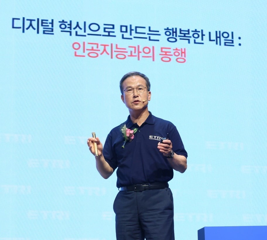 방승찬 ETRI 원장이 2024년 6월 26일 서울 역삼동 한국과학기술회관에서 열린 'ETRI 컨퍼런스 2024'에서 기조연설 하고 있는 모습./ETRI 제공