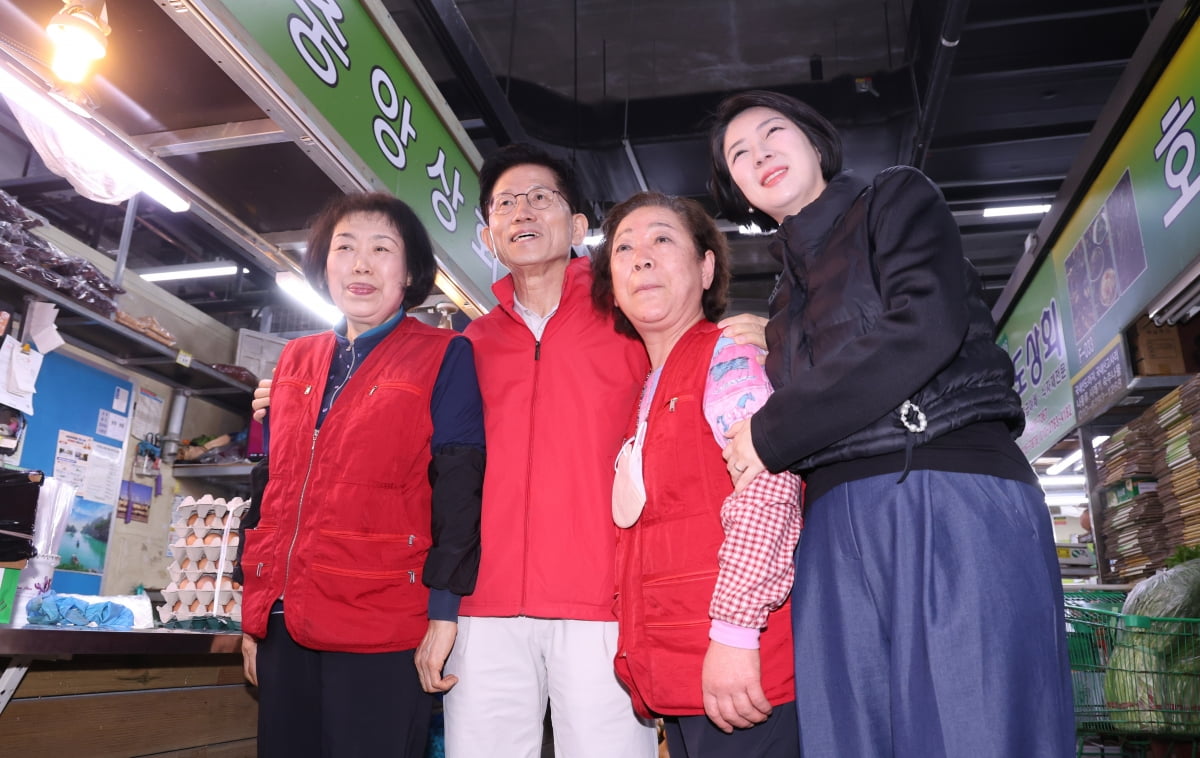 김문수 국민의힘 대선 후보가 제21대 대통령선거 공식 선거운동 첫날인 12일 오전, 서울 송파구 가락보스토토에서 배현진 의원과 보스토토 방문을 하고 있다. / 사진=김범준 기자