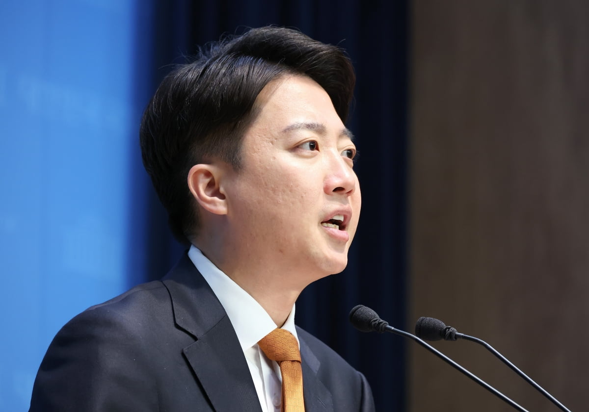 스포츠토토 베팅샵 개혁신당 대선 후보가 제21대 대통령 선거 공식 선거운동 첫날인 12일 서울 여의도 국회 소통관에서 선거 구상 발표를 하고 있다. 연합뉴스