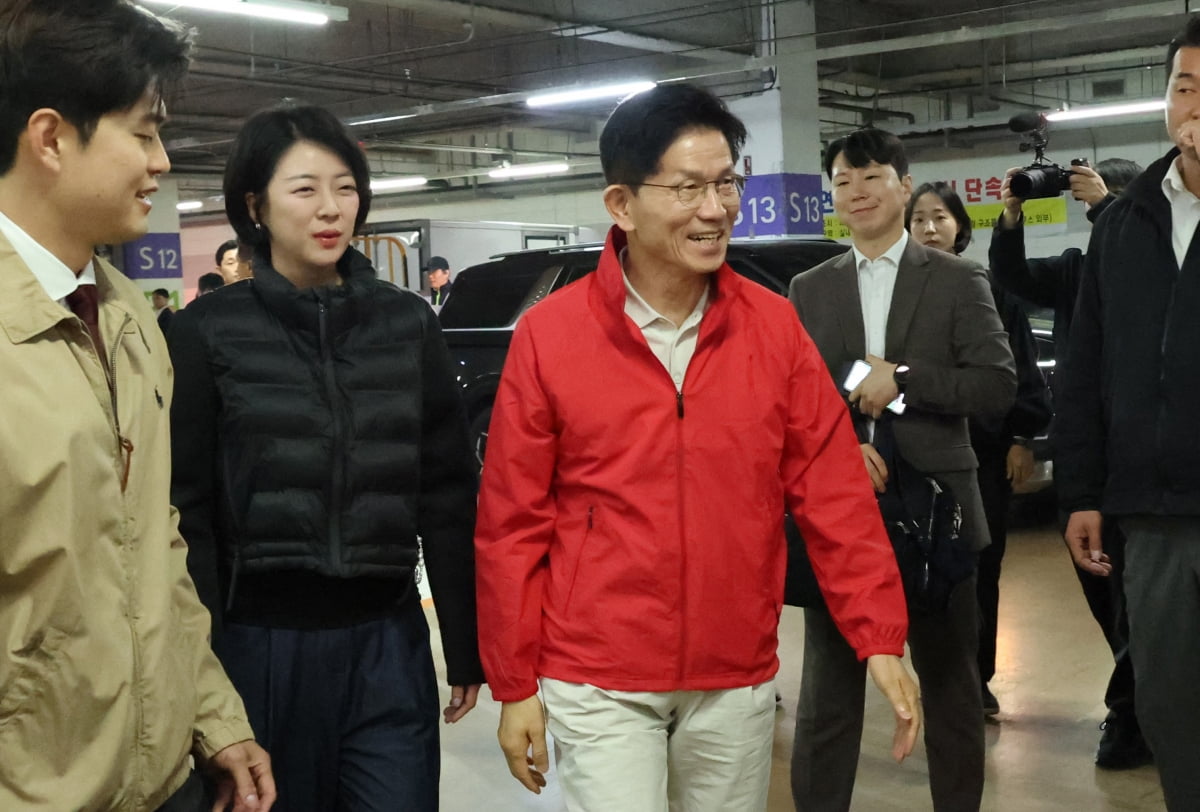 김문수 국민의힘 대선 후보가 제21대 대통령선거 공식 선거운동 첫날인 12일 오전, 서울 송파구 가락보스토토에 도착해 배현진 의원과 보스토토 방문을 하고 있다./ 사진=김범준 기자