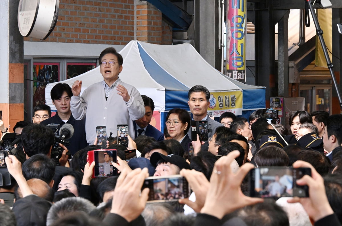 기본소득 뺀 이재명…오세훈의 '디딤돌소득' 포함시킨 김문수