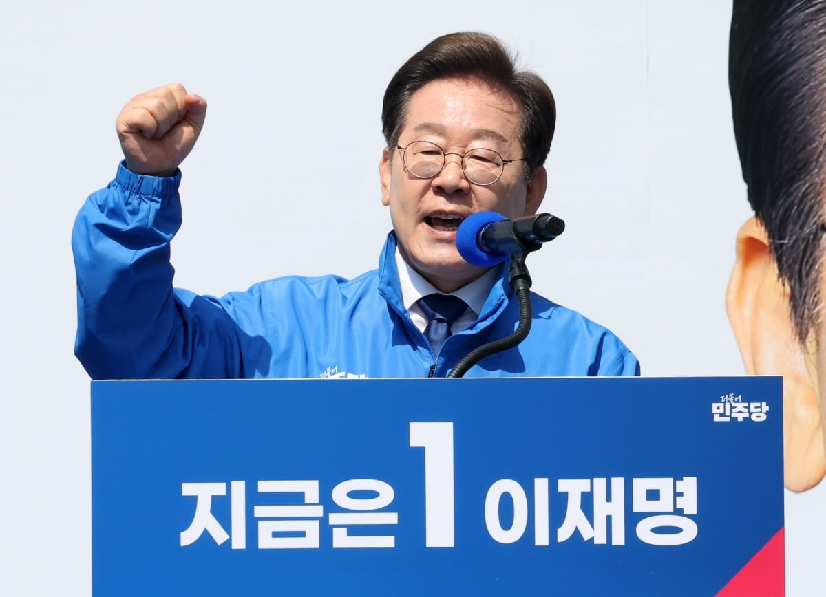 이재명 더불어민주당 대선 후보가 6·3 대통령선거 공식 선거운동 첫날인 12일 서울 광화문 청계광장에서 열린 출정식 및 첫 유세에서 후보 연설을 하고 있다. /사진=강은구 기자