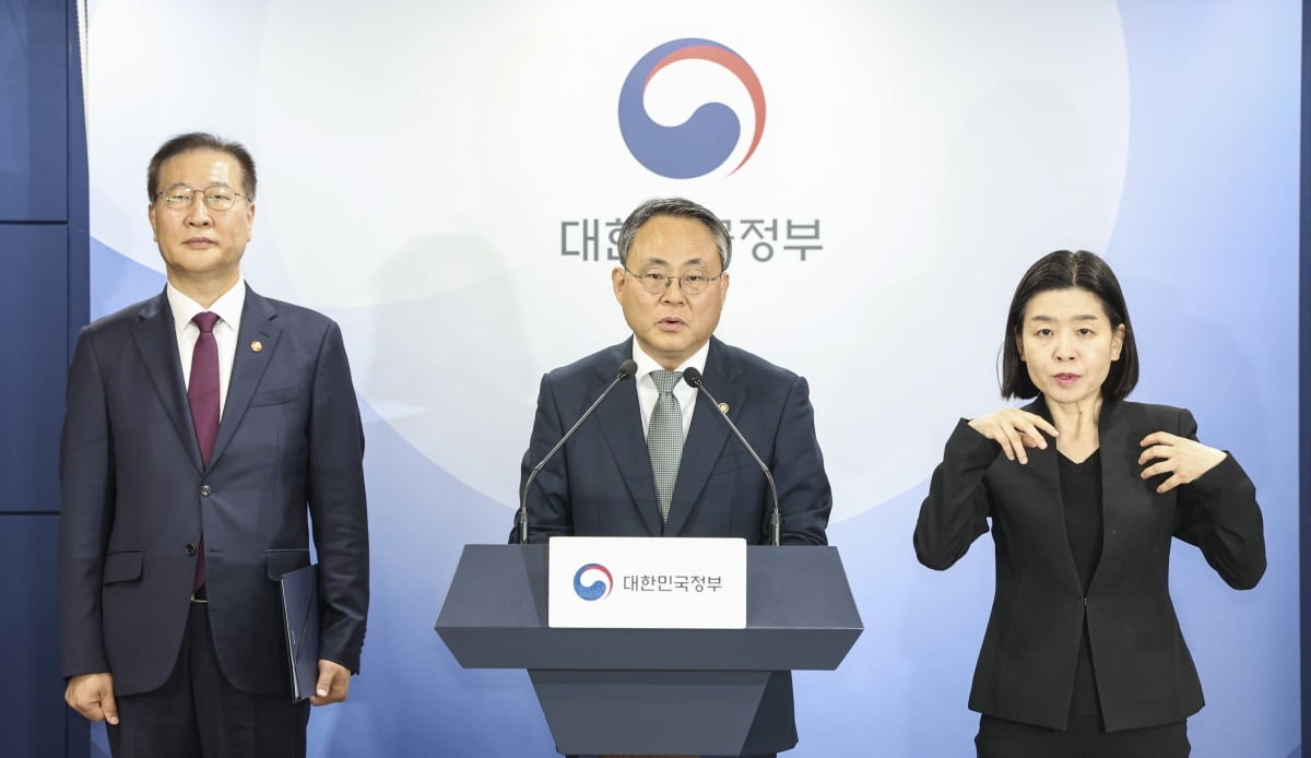 고기동 행정안전부 장관 직무대행이 12일 서울 종로구 정부서울청사에서 제21대 대통령선거 관련 대국민 담화문을 발표하고 있다.