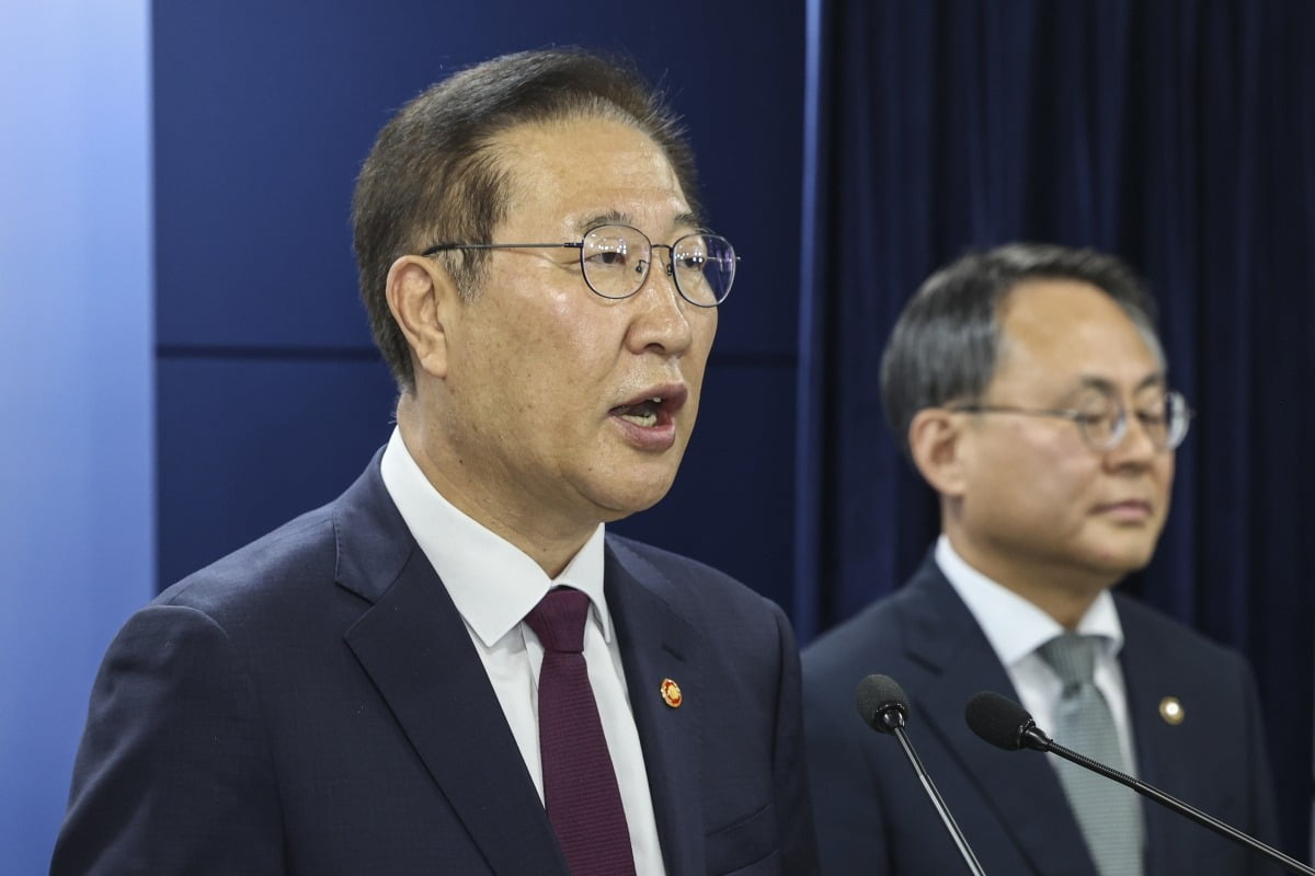 박성재 법무부 장관이 12일 서울 종로구 정부서울청사에서 제21대 대통령선거 관련 대국민 담화문을 발표하고 있다.