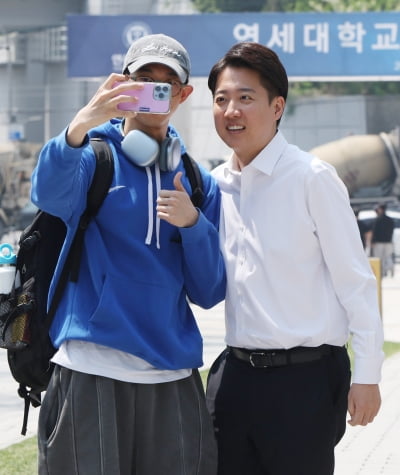 [포토] 공식 선거 운동 첫날, 연세대 찾은 이준석 후보
