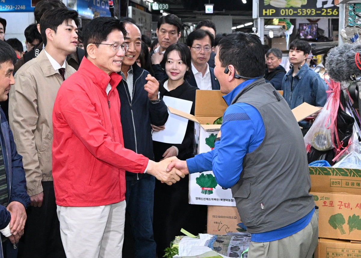 [포토] 공식 sprit 토토사이트 운동 첫날 가락시장 찾은 김문수 후보