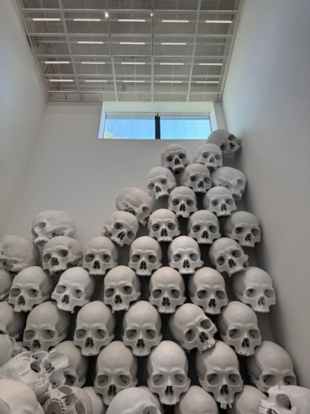 론 뮤익, <매스(Mass)>, 2016-2017, 유리섬유에 합성 폴리머 페인트, 가변 크기, 국립현대미술관 서울관 / 사진. © 김현진 