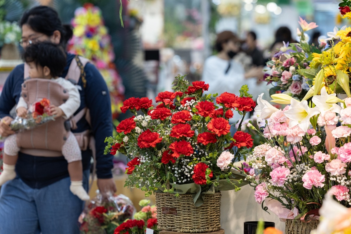 "꽃 안사요" 불황에 로즈데이도 시들...화훼자격 인기 '급감'