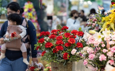"꽃 안사요" 불황에 로즈데이도 시들…화훼자격 인기 '급감'