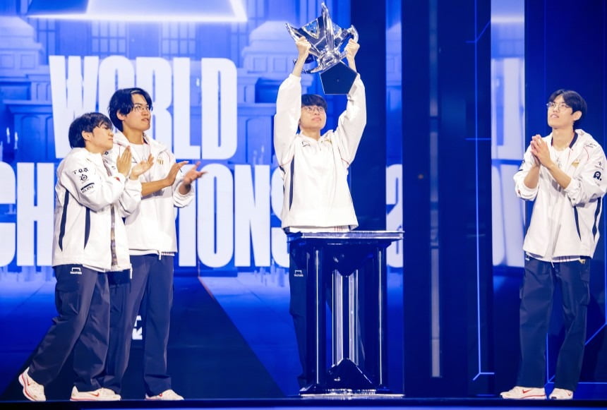 지난해 영국 런던 O2 아레나에서 열린 롤드컵 결승전에서 T1 페이커가 우승을 한 뒤 트로피를 들어올리고 있다. 사진=라이엇게임즈